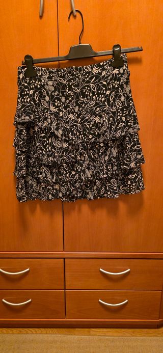 Falda negra estampada - volantes