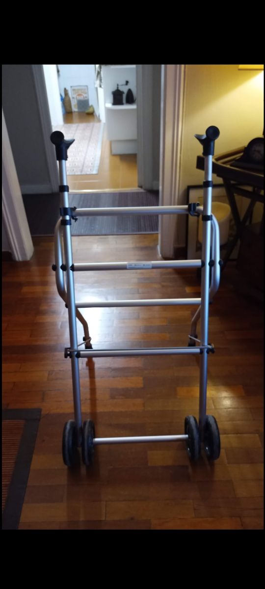 Andador adulto plegable