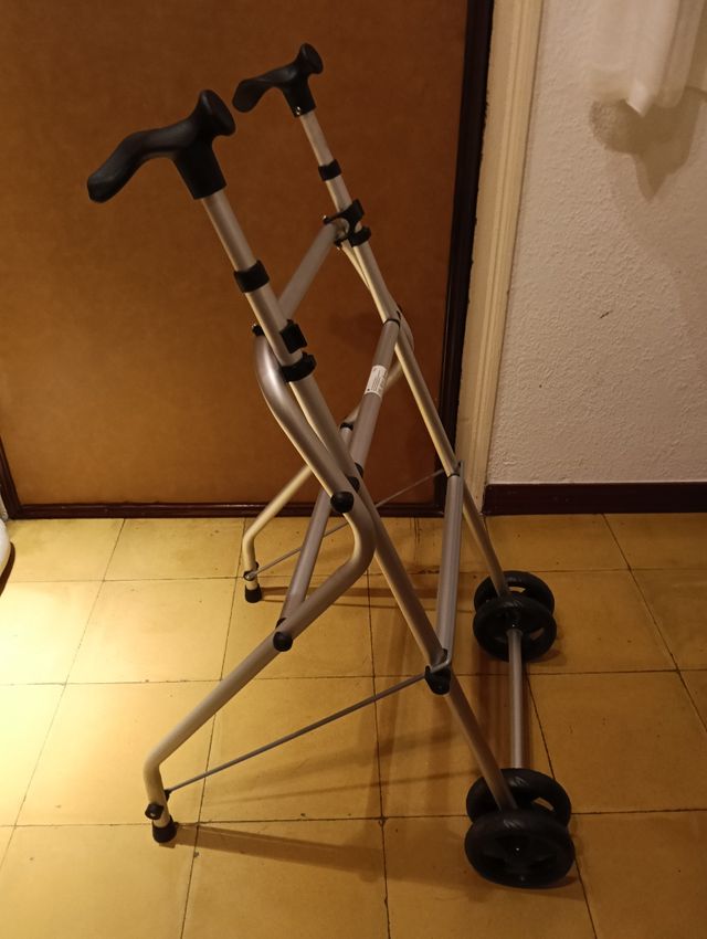 Andador adulto plegable