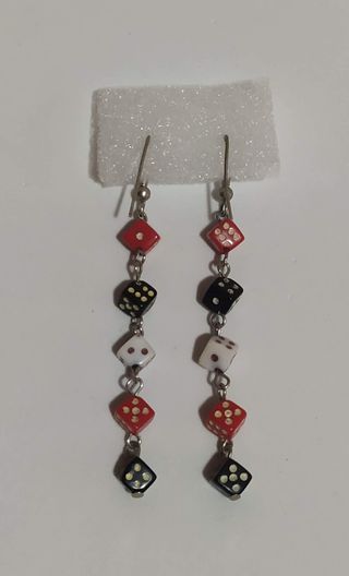 Pendientes dados largos, a estrenar