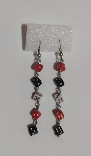 Pendientes dados largos, a estrenar