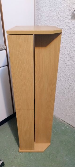 Mueble librería con repisas giratorias.