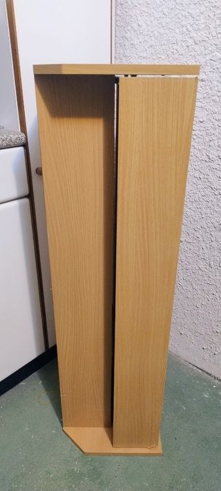 Mueble librería con repisas giratorias.