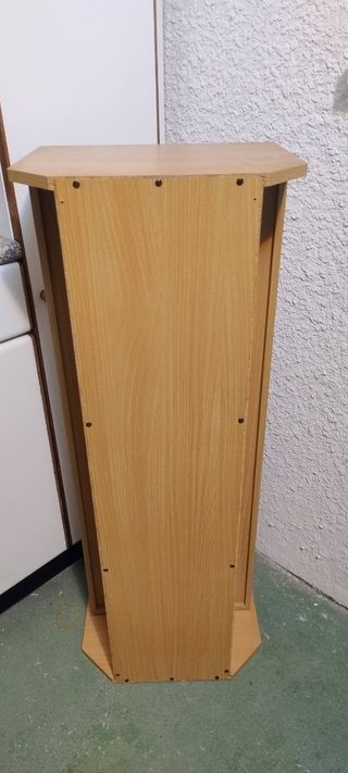 Mueble librería con repisas giratorias.