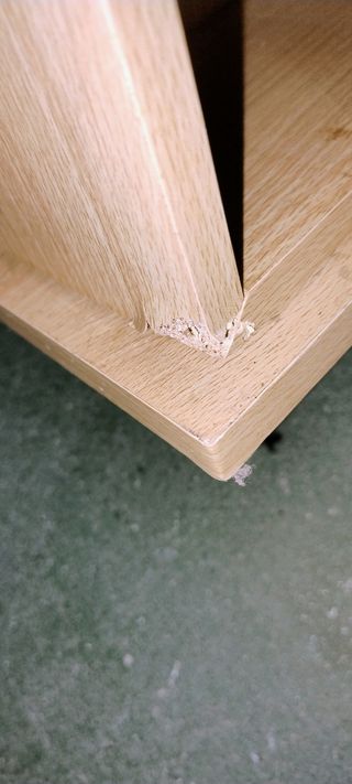 Mueble librería con repisas giratorias.