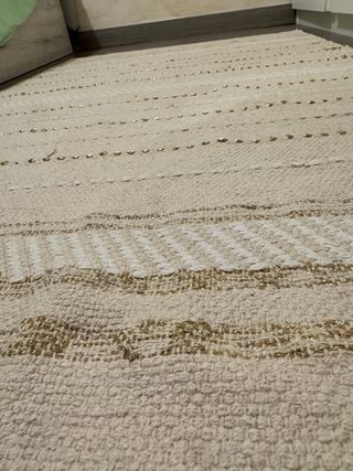 Alfombra Maison du Monde beige y blanca