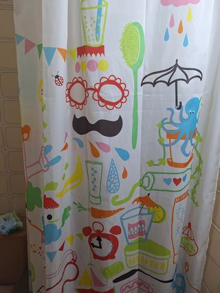 Cortina de ducha infantil multicolor.