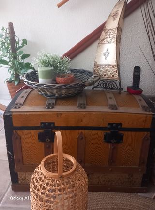 Baúl antiguo madera y metal