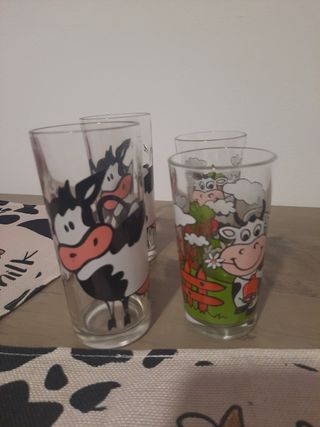 Lote dos Salvamanteles y cuatro vasos de vaca