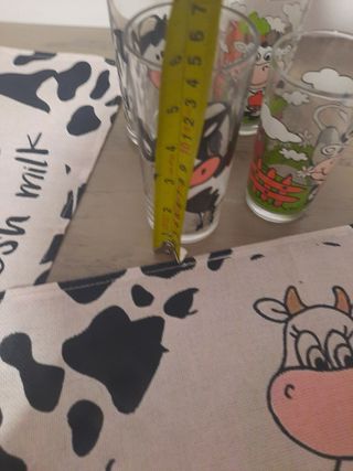 Lote dos Salvamanteles y cuatro vasos de vaca