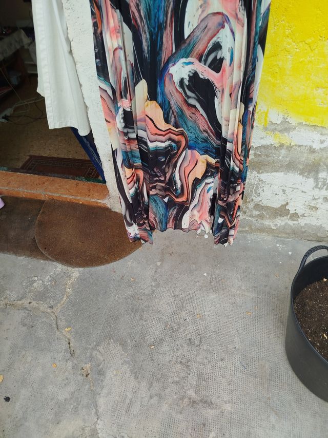 Vestido largo estampado + chaleco blanco