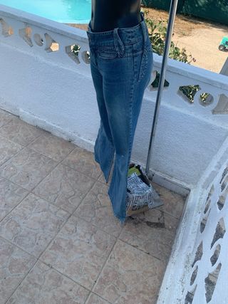 Vaqueros acampanados azules