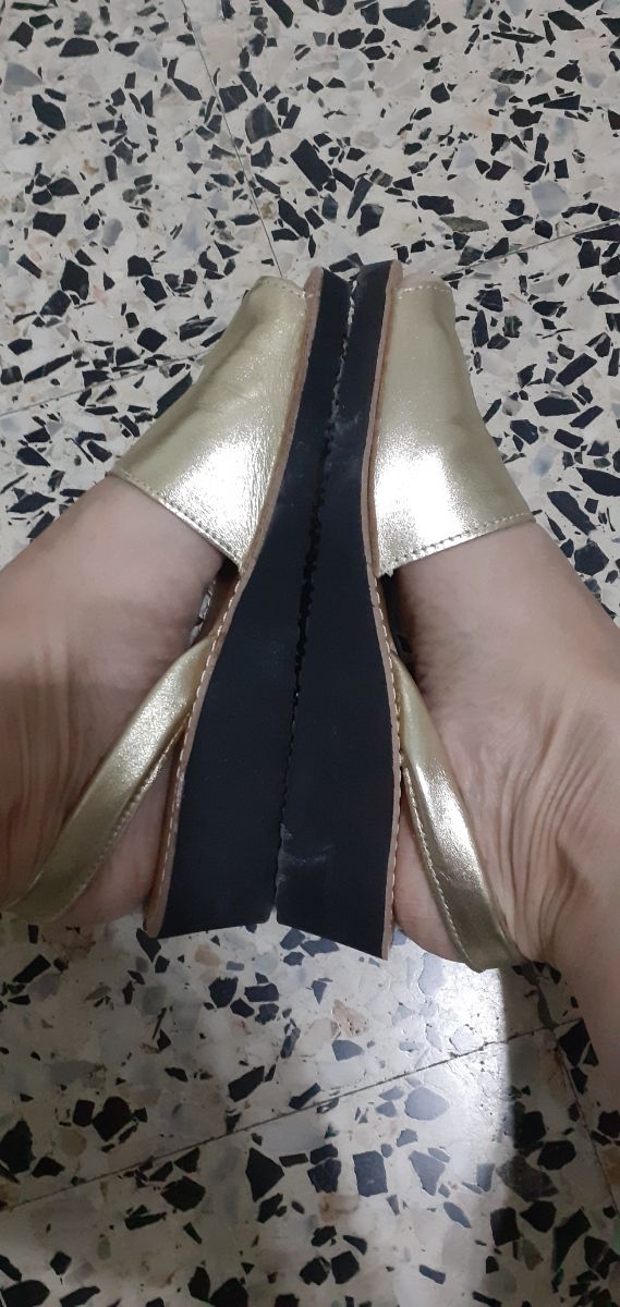 Alpargatas doradas cómodas