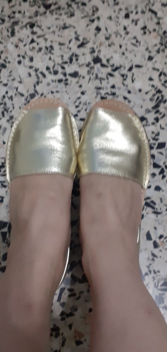 Alpargatas doradas cómodas