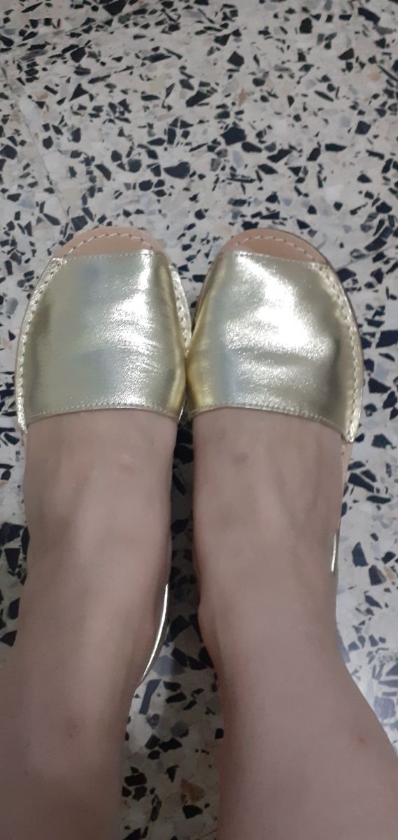 Alpargatas doradas cómodas