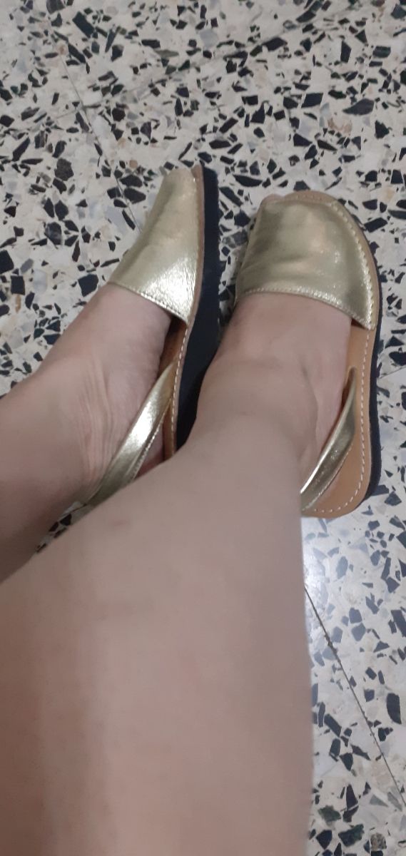 Alpargatas doradas cómodas