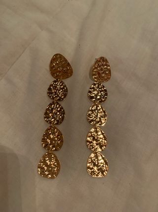 Pendientes largos dorados