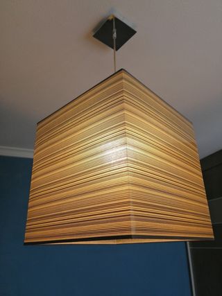 Lámpara colgante moderna.