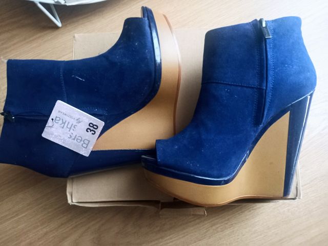 Cuña despuntada azul eléctrico Bershka