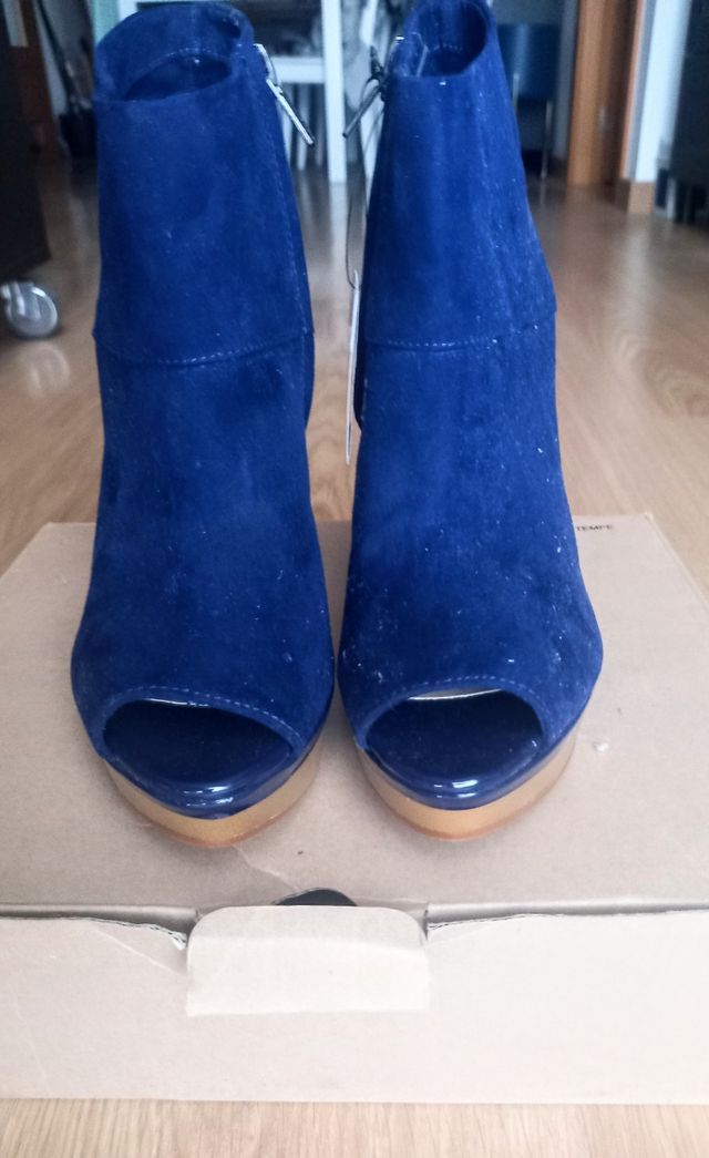 Cuña despuntada azul eléctrico Bershka