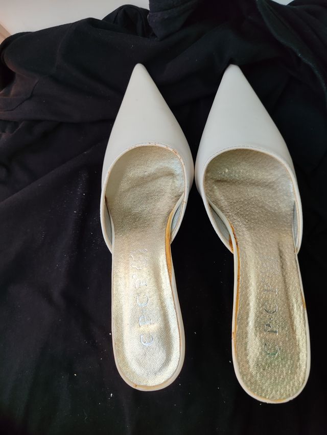 Zapatos blancos tacón bajo