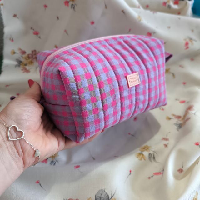 Neceser rosa y morado a cuadros
