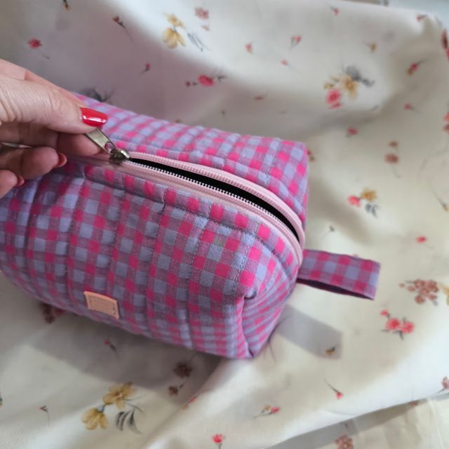 Neceser rosa y morado a cuadros
