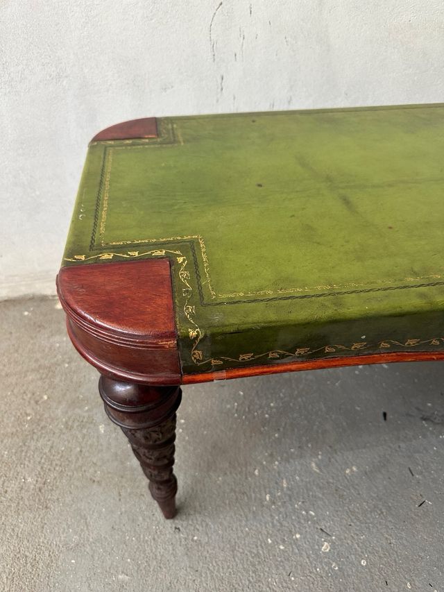 Mesita antigua de madera - cuero verde