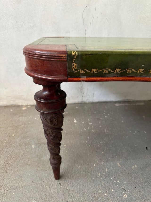 Mesita antigua de madera - cuero verde