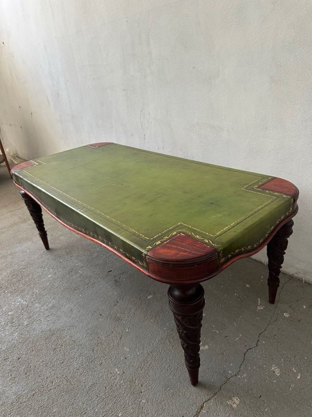 Mesita antigua de madera - cuero verde