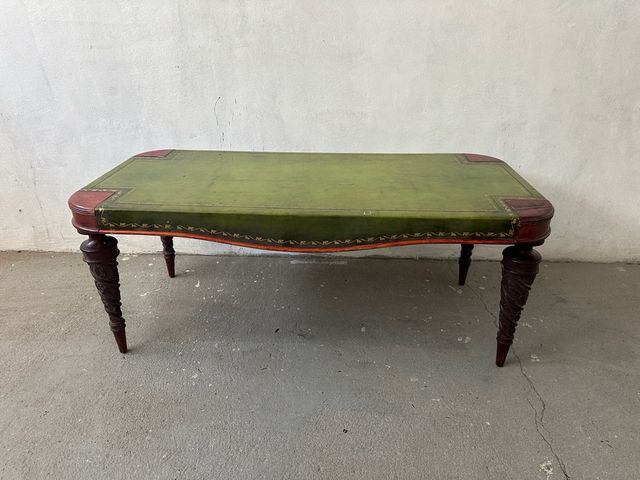 Mesita antigua de madera - cuero verde