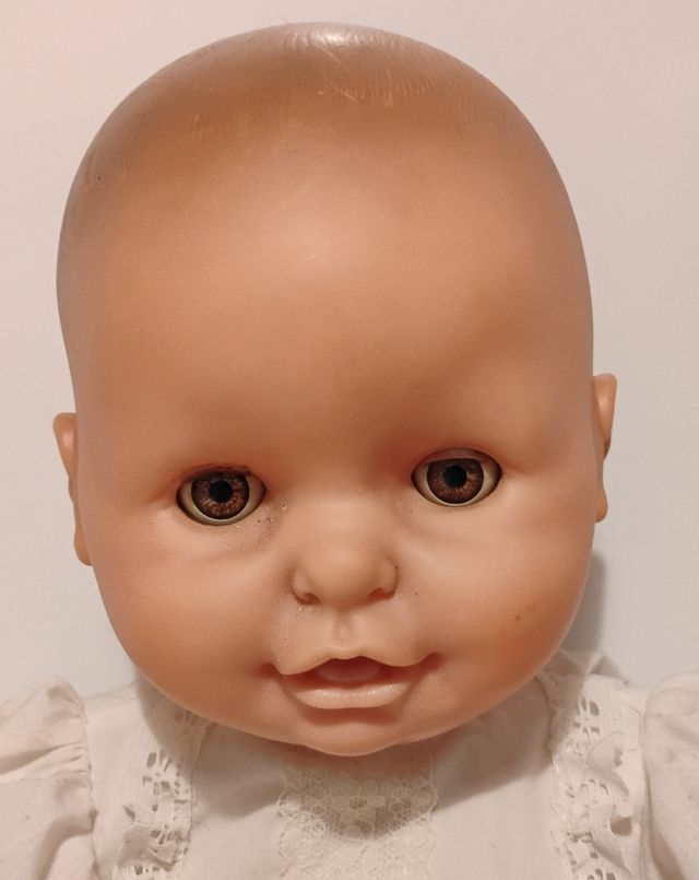 Muñeca bebe antigua funciona a cuerda.