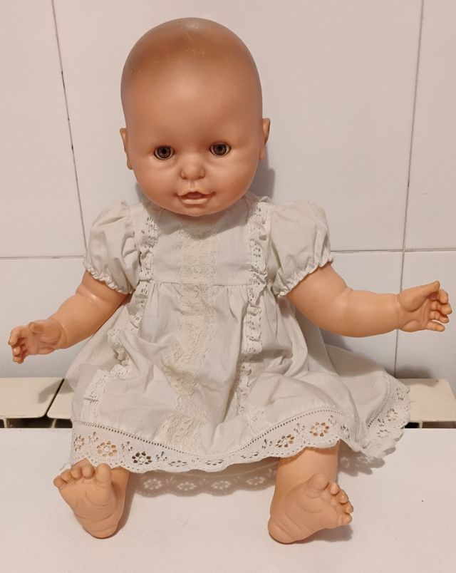 Muñeca bebe antigua funciona a cuerda.