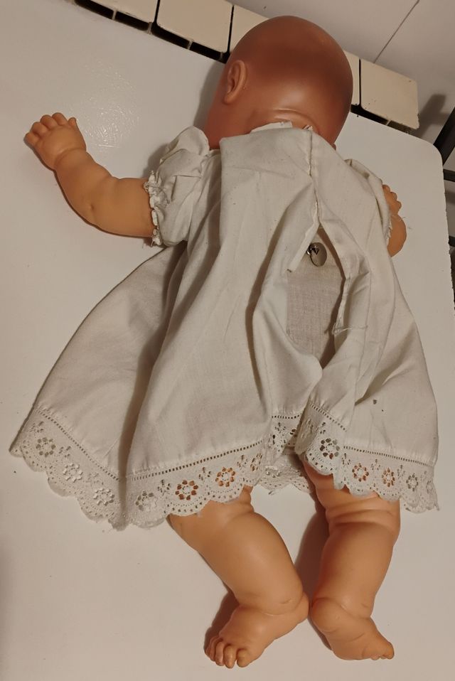 Muñeca bebe antigua funciona a cuerda.