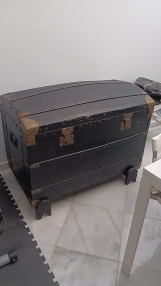 Baúl antiguo de madera y metal