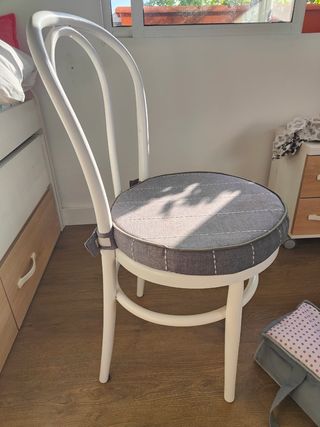 Silla comedor blanca y gris de madera antiguas.