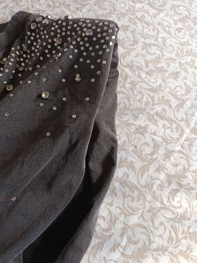 Camiseta Zara gris con pedrería talla SM
