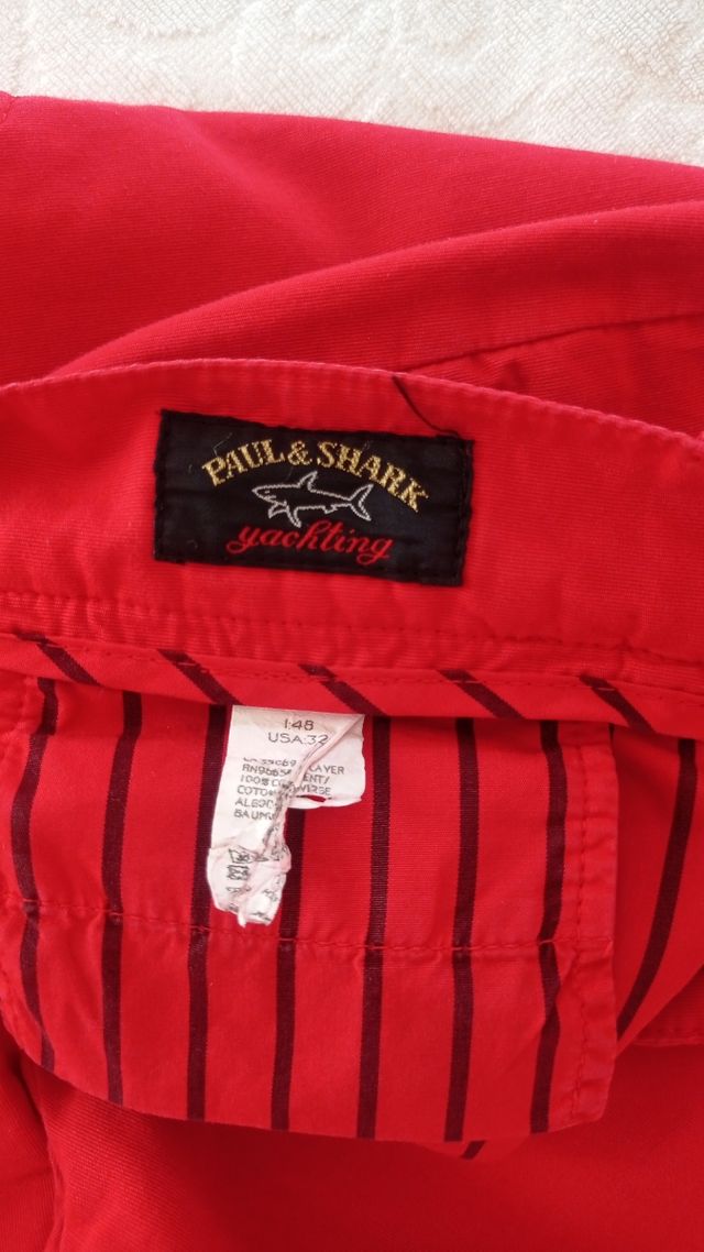 Pantaloni rossi particolari