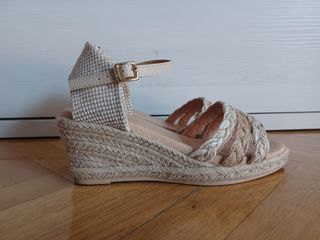 Sandalias cuña beige