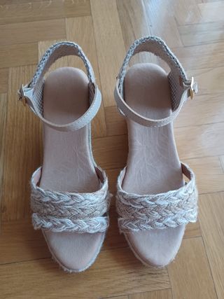 Sandalias cuña beige