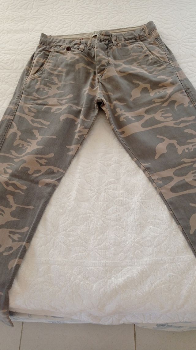 Pantaloni mimetici beige e grigio