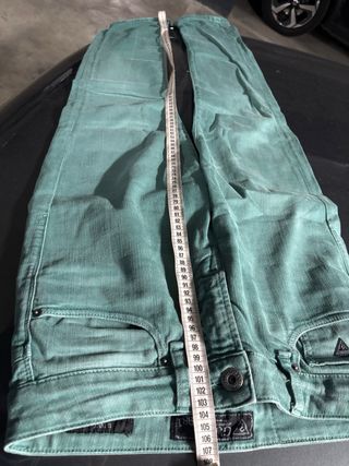 Vaqueros Guess amarillos, talla 30.