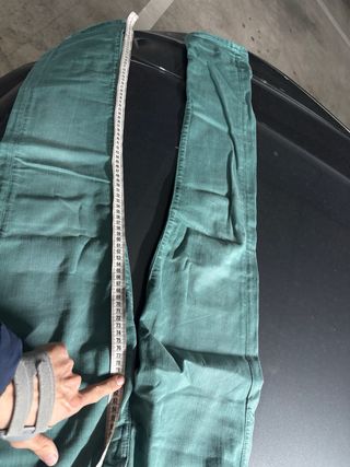 Vaqueros Guess amarillos, talla 30.