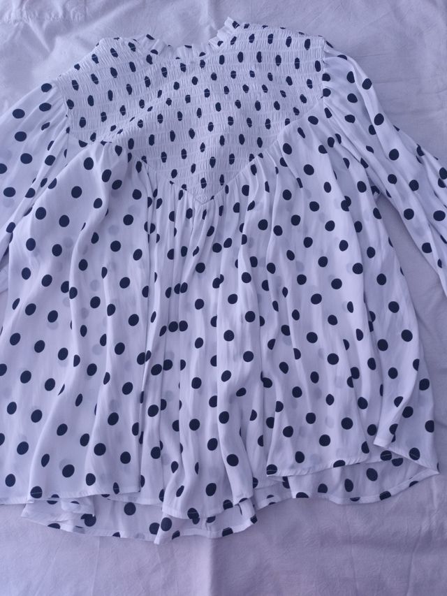 Top blanco y negro lunares