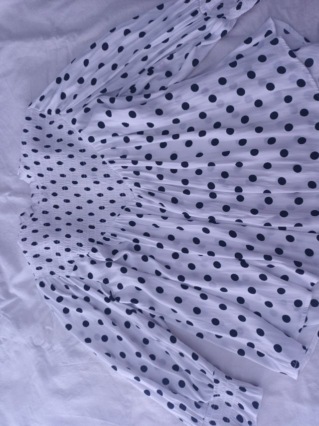 Top blanco y negro lunares