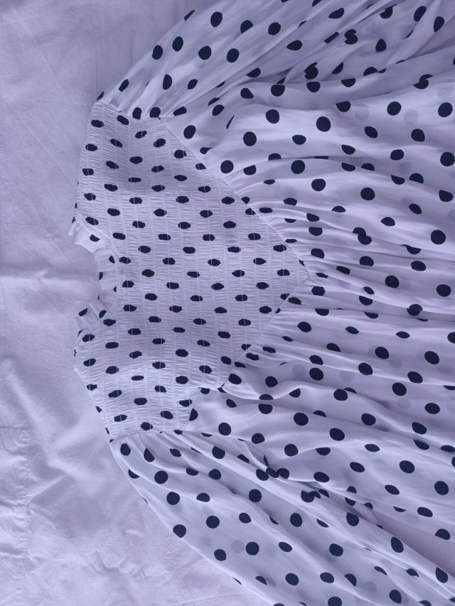 Top blanco y negro lunares