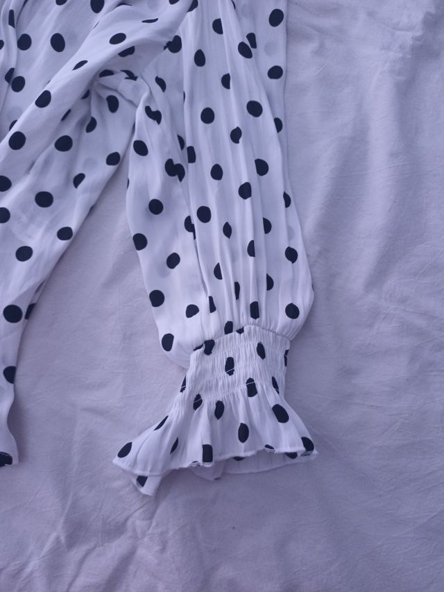 Top blanco y negro lunares