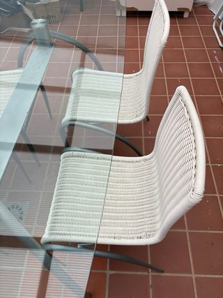 Mesa cristal + 4 sillas mimbre