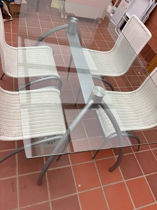 Mesa cristal + 4 sillas mimbre