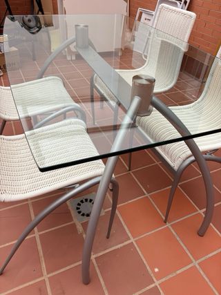Mesa cristal + 4 sillas mimbre